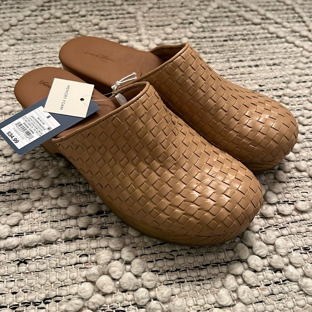 Universal thread magnolia wedges size 8